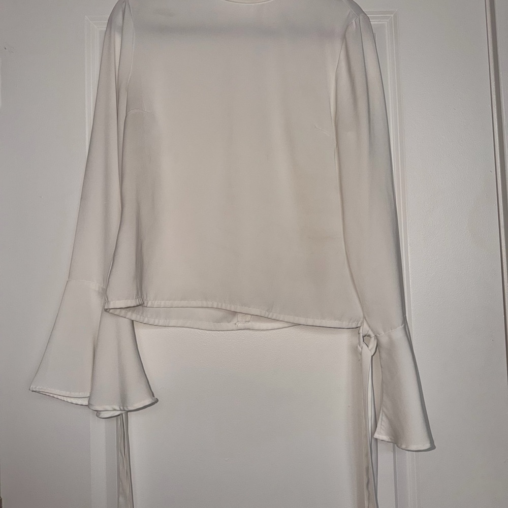 Elegant White Women's peplum sleeves